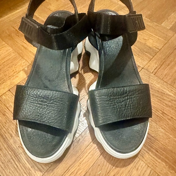 SOREL Black KINETIC Leather Rubber Wavy Platform Sandals - Picture 9 of 10